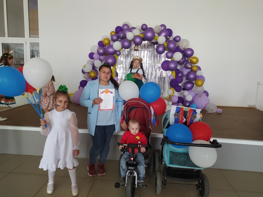 Новорождённых и юбиляров поздравили в районах Забайкалья ко Дню России